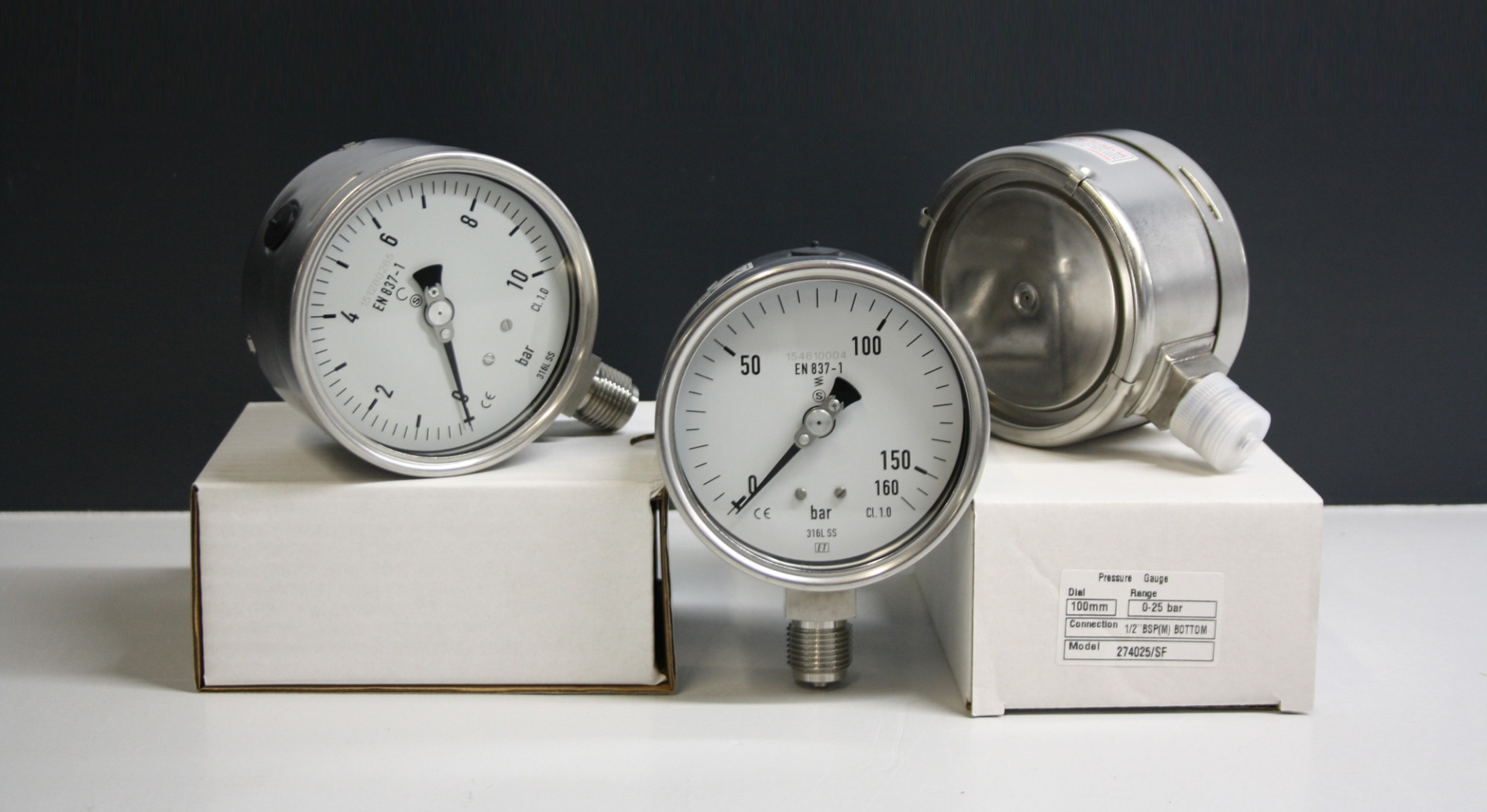 Pressure gauges directly from stock